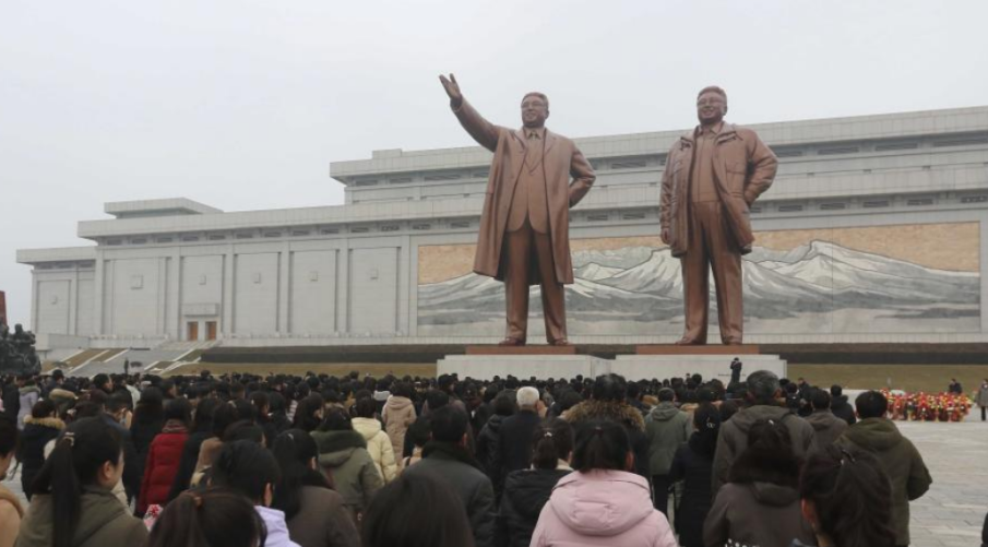 Ким Чен-ун посети гроба на баща си по случай годишнина от рождението му