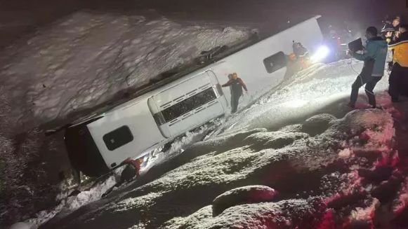 Най-малко 4 загинали и 32 ранени, след като пътнически автобус падна в пропаст в Турция