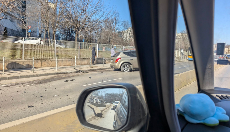 Автомобил се удари в бетонна преграда и помете две паркирани коли, има ранени