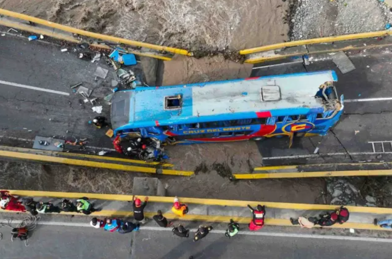 Мост се срути и погълна двуетажен автобус в Перу (ВИДЕО)