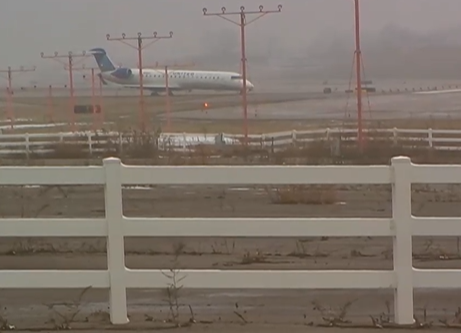 Самолет се подхлъзна и излезе от пистата на летището в Сейнт Луис