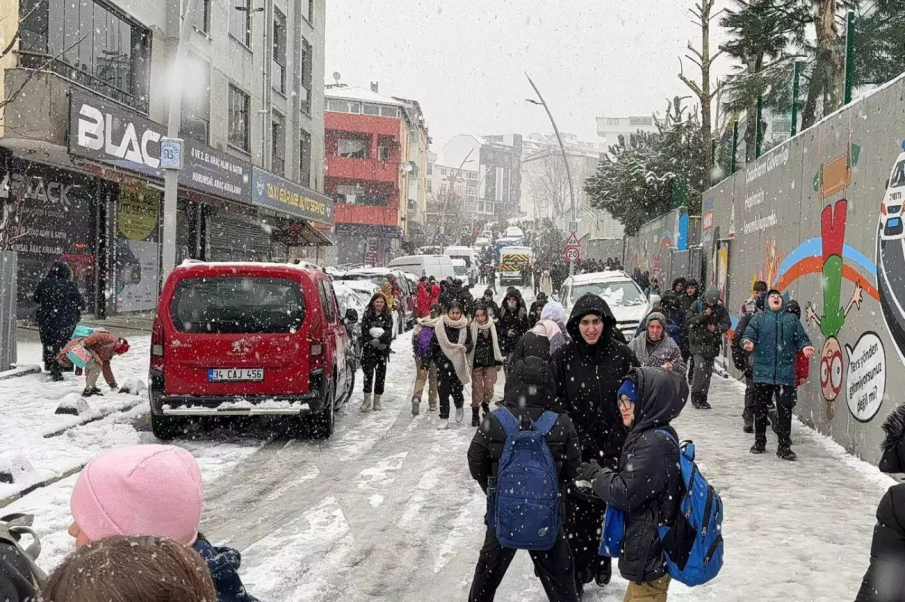 НЕОБИЧАЙНО ВРЕМЕ: Сняг заваля в азиатските квартали на Истанбул