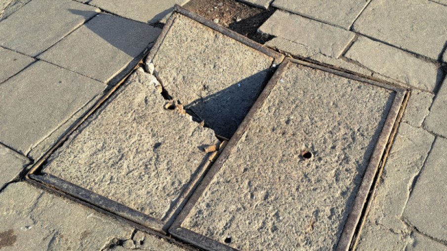 Внимание! На Орлов мост опасна шахта дебне столичани