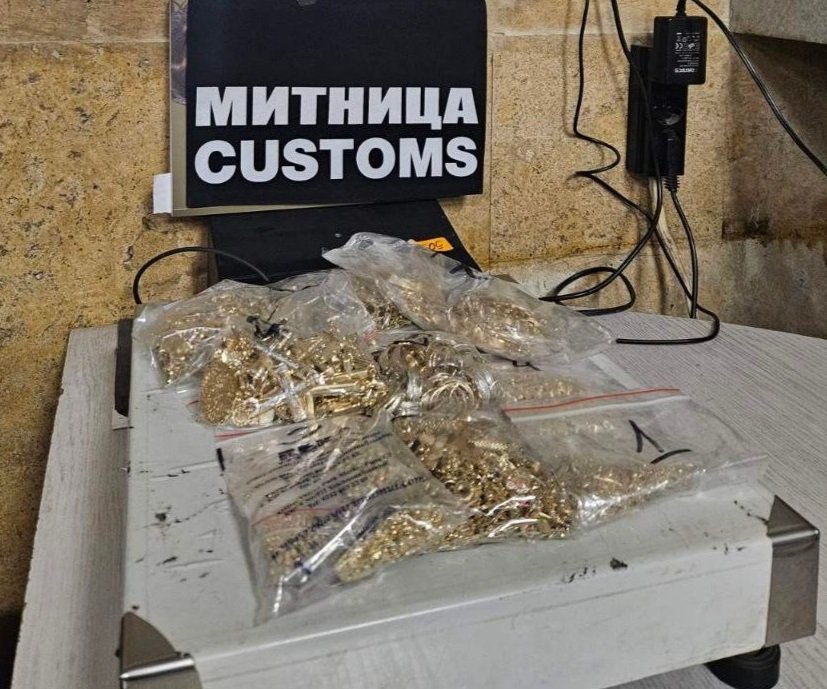 2 кг контрабандни златни накити откриха на Малко Търново под ластичен колан на мъж (СНИМКИ)