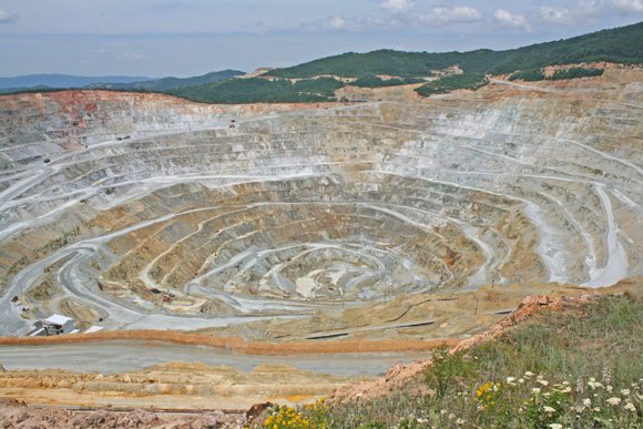 Разследването на инцидента със загинал в Панагюрище продължава