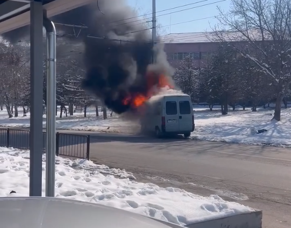 Бус катастрофира и се запали в Плевен, има пострадали (ВИДЕО)