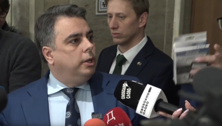 Кокорчо се изтъпани пред медиите с калкулатор - ще го подарява на Борисов (ВИДЕО) Кокорчо се изтъпани пред медиите с калкулатор - ще го подарява на Борисов (ВИДЕО)
