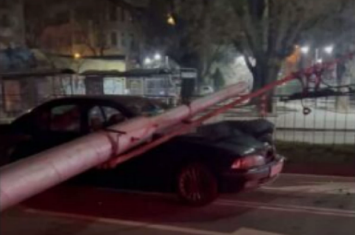 Уличен стълб се стовари върху кола във Варна