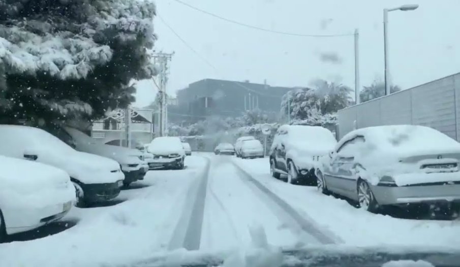 Студ скова и Гърция, пътищата са заледени