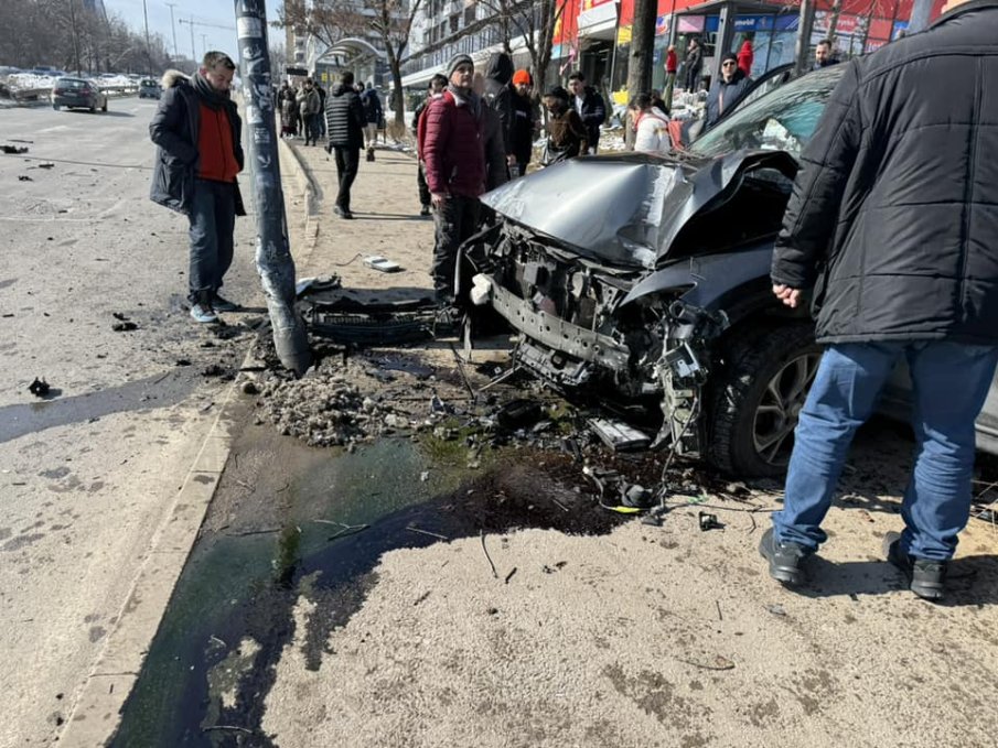ЗРЕЛИЩНО! Кола стана на баница, отнасяйки спирка в София - по чудо няма жертви (СНИМКИ) ЗРЕЛИЩНО! Кола стана на баница, отнасяйки спирка в София - по чудо няма жертви (СНИМКИ)