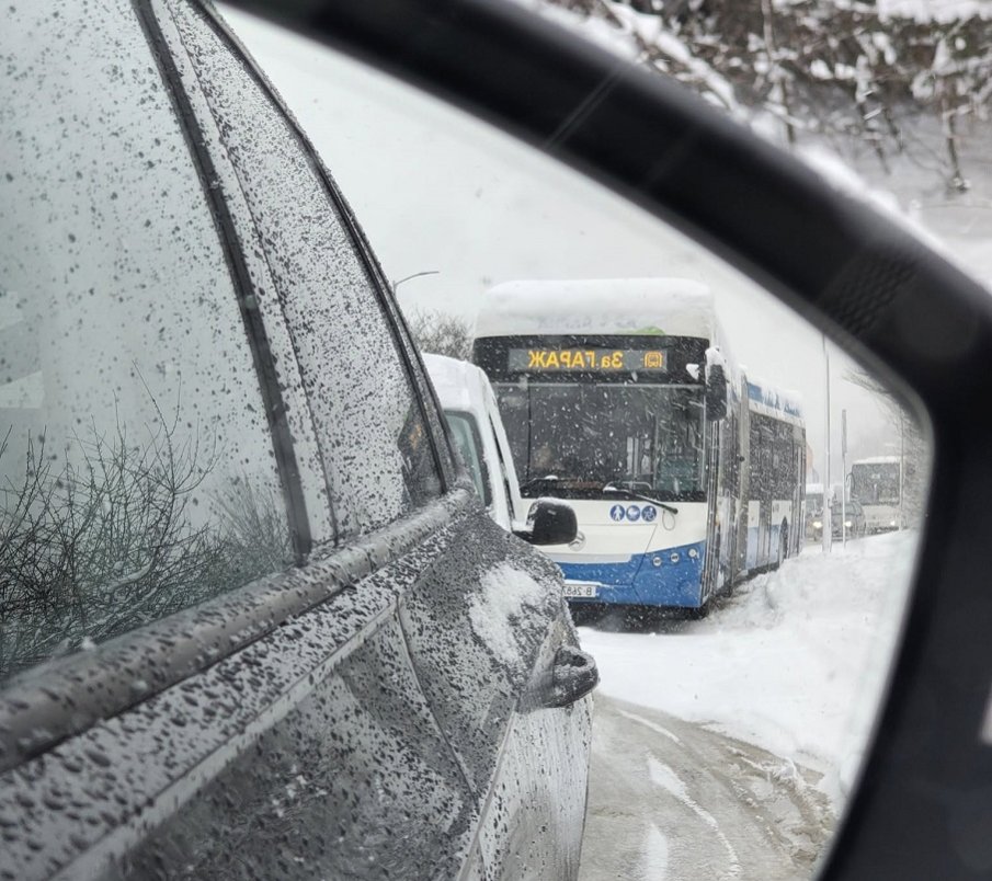 Автобус с 25-ма пътници закъса в района на свищовското село Вардим