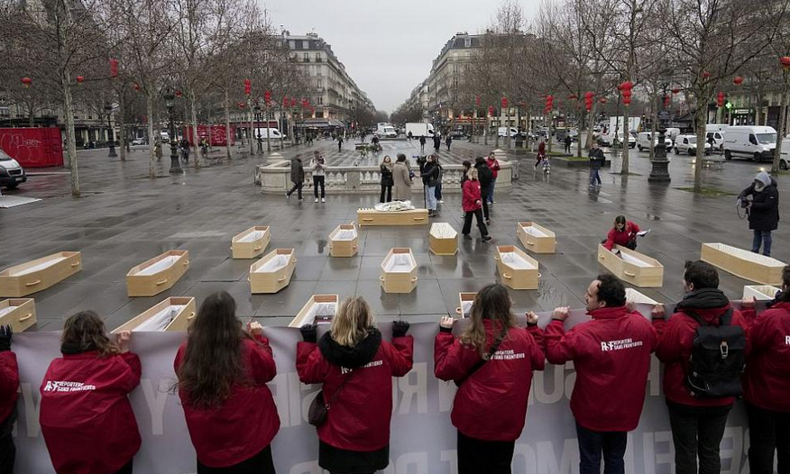 Ковчези бяха поставени в центъра на Париж