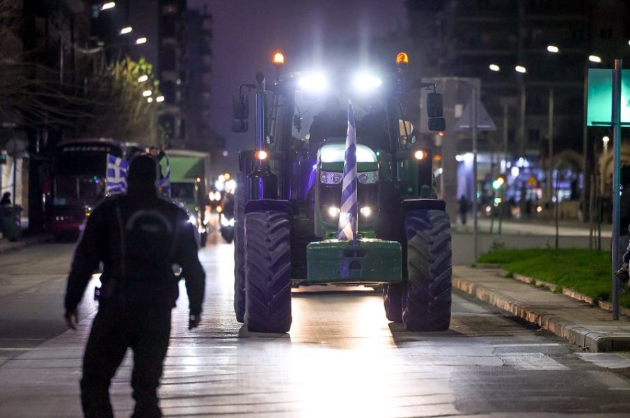 Фермерски бунт в Солун: Трактори блокираха града, протестиращите се сбиха с полицията