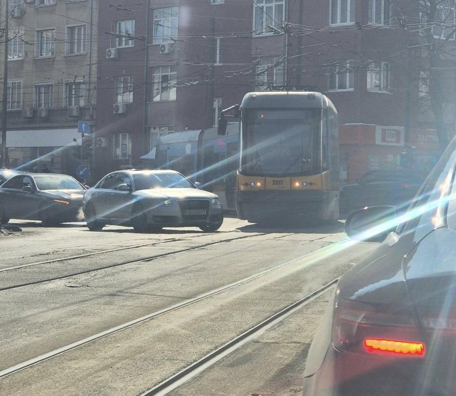 ПОРЕДЕН ИНЦИДЕНТ: Аварирал трамвай блокира Петте кьошета в София