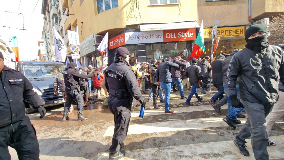 Вижте в подробности защо бяха арестувани петимата погромаджии на протеста на Възраждане Вижте в подробности защо бяха арестувани петимата погромаджии на протеста на Възраждане