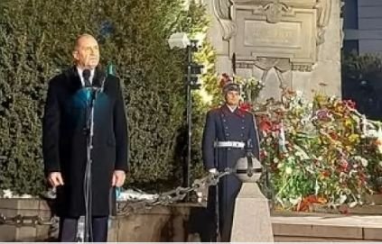 Президентът, премиерът и парламентарният шеф заедно се поклониха пред паметта на Левски