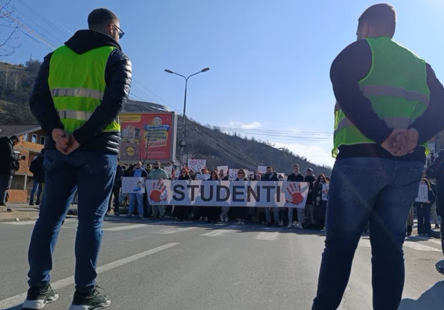 Студенти блокираха централни улици на сръбския град Нови пазар заради ранен свой колега