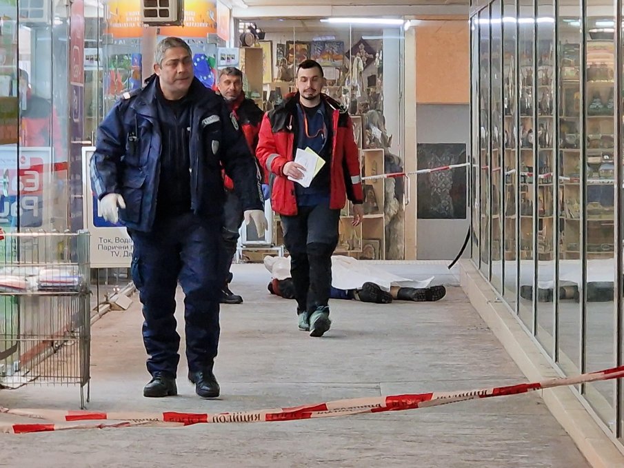 Клошар почина в подлеза на метростанция Сердика (СНИМКИ)