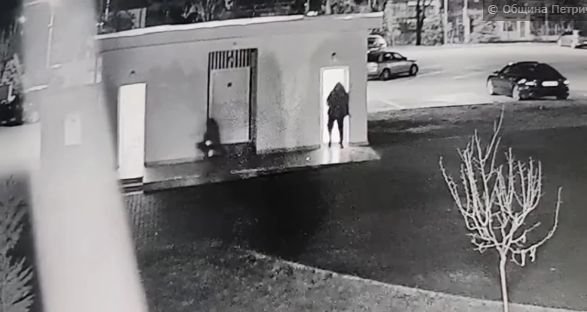 Момичета потрошиха тоалетната в градския парк на Петрич