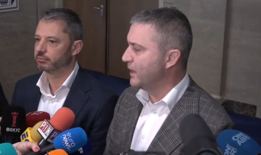 КУЛТОВО! Делян Добрев и Владислав Горанов отговориха на Асен Василев - ето какво пожелаха да му подарят и защо го заподозряха, че е искал да открадне едни 500 млн. лв. (ВИДЕО)