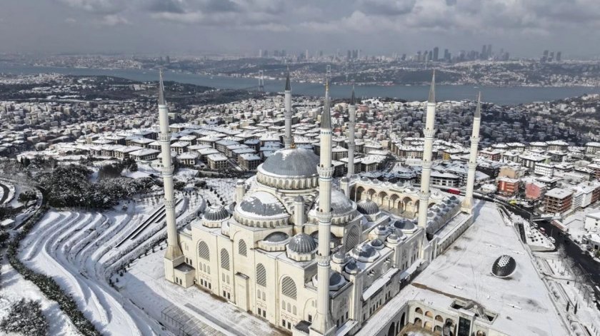 Сняг блокира Истанбул