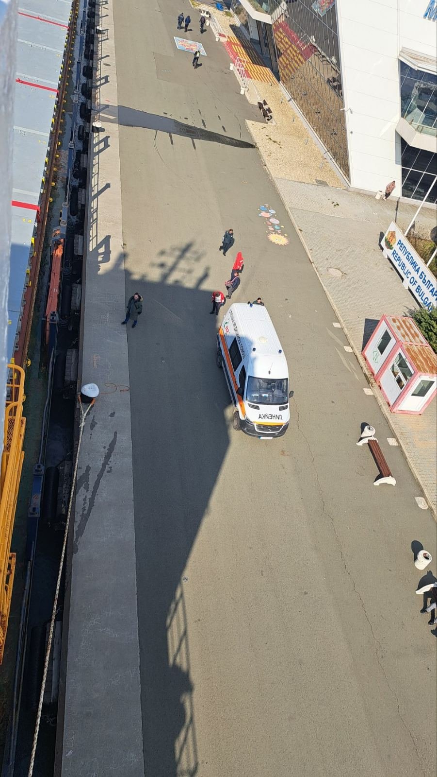 Кораб акостира извънредно в Бургас заради моряк с инсулт