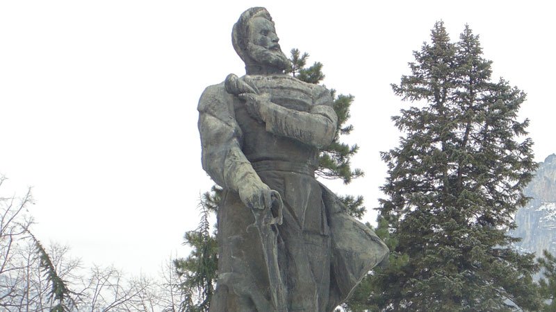 Демонтират паметника на Христо Ботев от площада във Враца