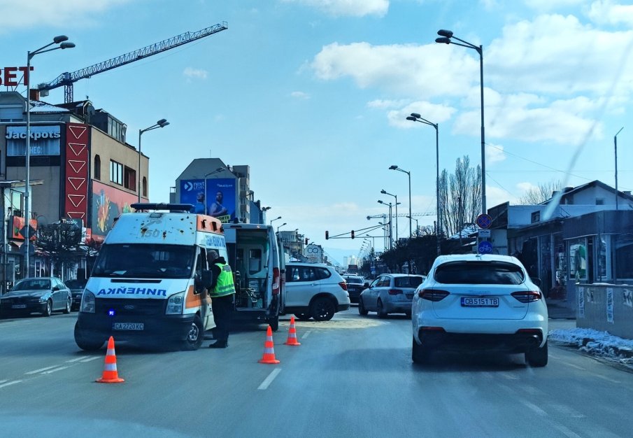 Кола блъсна линейка в София, пострадал е лекар