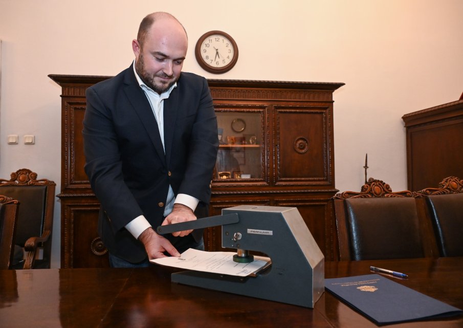 Указът е подпечатан с държавния печат – летището вече се казва Васил Левски