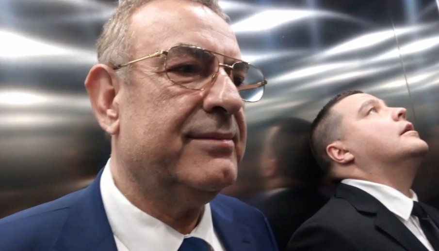 ПИК TV: Сгащиха Джевдет Чакъров в асансьора на НС, той мълчи като пукел за свой депутат (ВИДЕО)