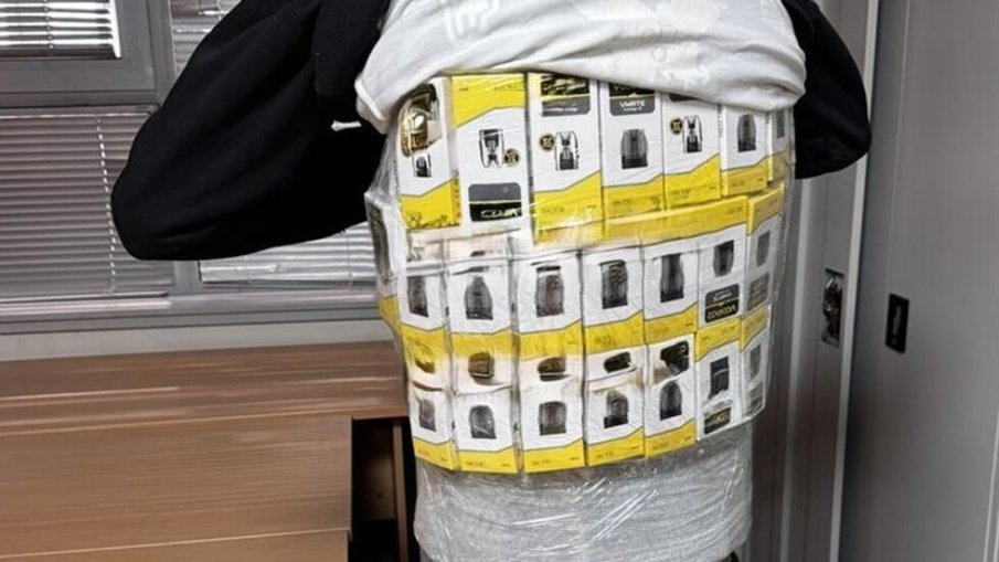 Откриха нелегални е-цигари, облепени по телата на трафиканти