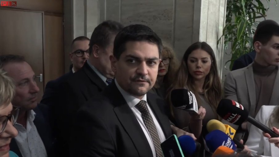ПИК TV! Радостин Василев видя тайна завера около вандалщината на Възраждане: Търси се нов коалиционен партньор на тройната коалиция. ДБ чакат на стенд бай да ни пазят от лошите копейки (ВИДЕО)