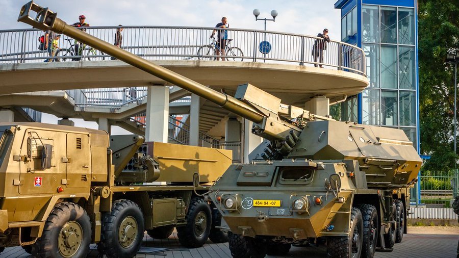 Взрив избухна в изпитателен център край Братислава, има ранени (ВИДЕО)