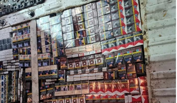 Откриха 36 400 къса цигари в тайник на микробус