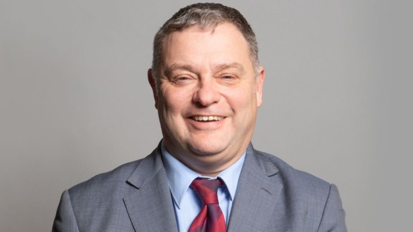 Вкараха британски депутат в затвора заради бой