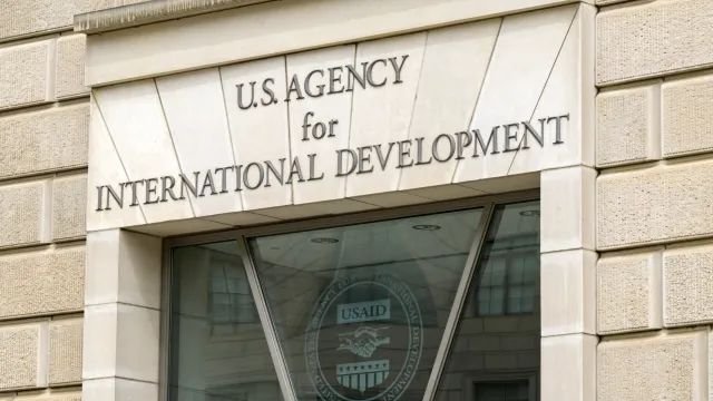Дадоха 15 минути на служителите на USAID, за да освободят работните си места Дадоха 15 минути на служителите на USAID, за да освободят работните си места