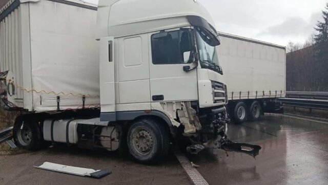 Тир се завъртя и блокира движението по „Хемус“