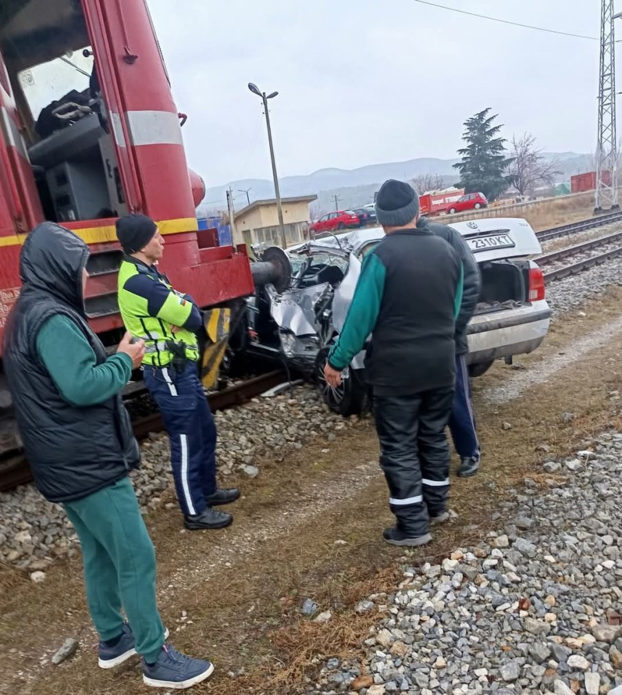 Прокуратурата подхвана случая с пометената на прелез в Кресна кола