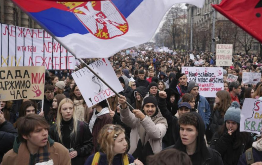 Сблъсъци между полицията и протестиращите в сръбския град Зайчар