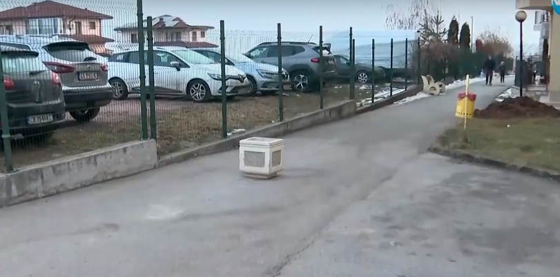 След спор за паркомясто: Жена е бъркала в устата на друга, бутала я е и се опила да я души