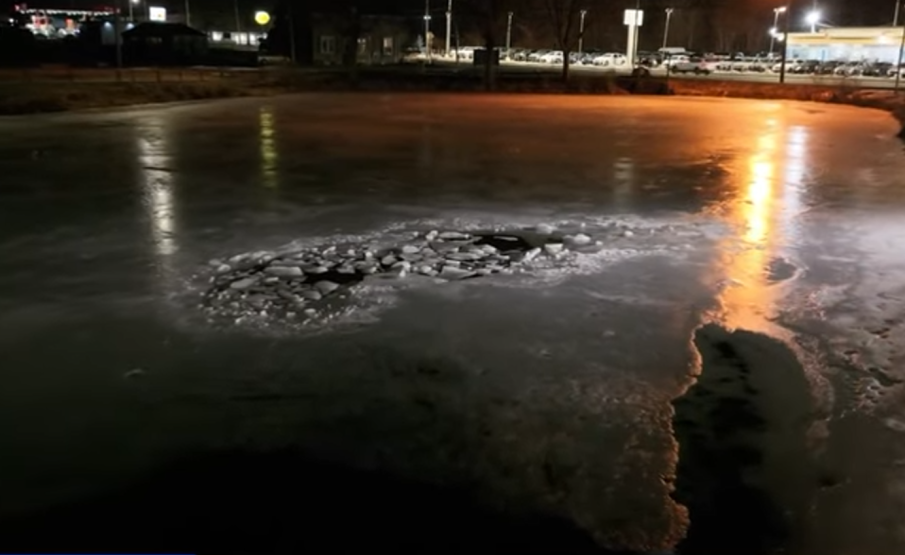 Спасиха четири деца, паднали в заледено езеро (ВИДЕО)