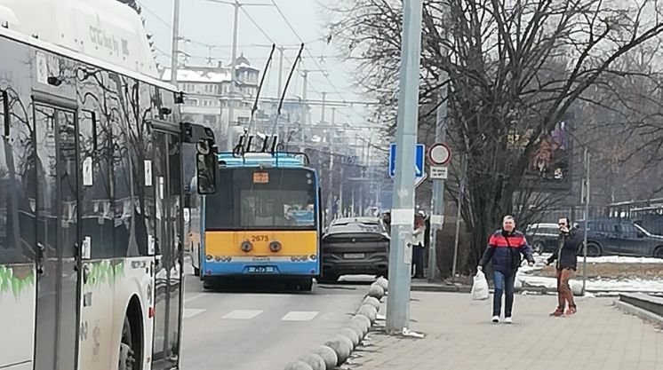 Тролей и джип се блъснаха близо до търговски център в София