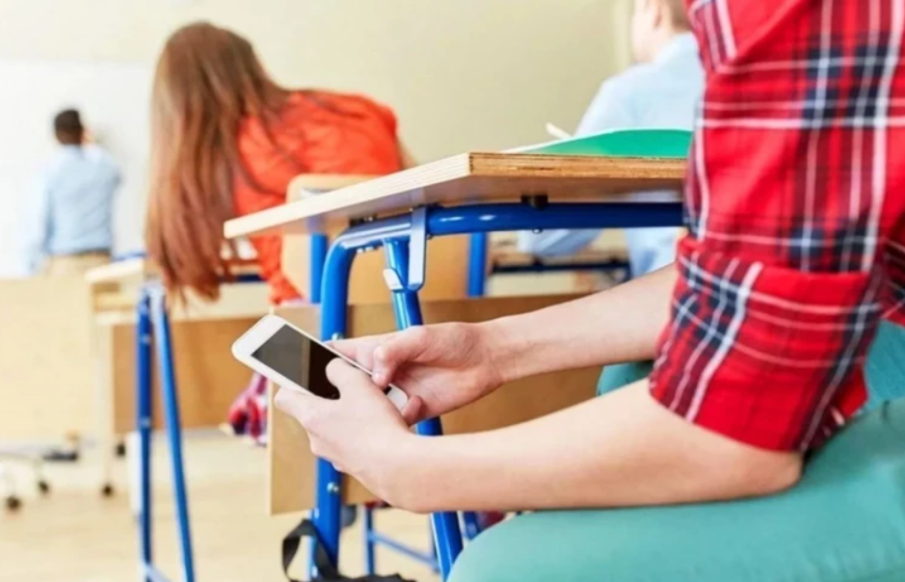 Ученик нападна с удари учител заради взет мобилен телефон по време на час