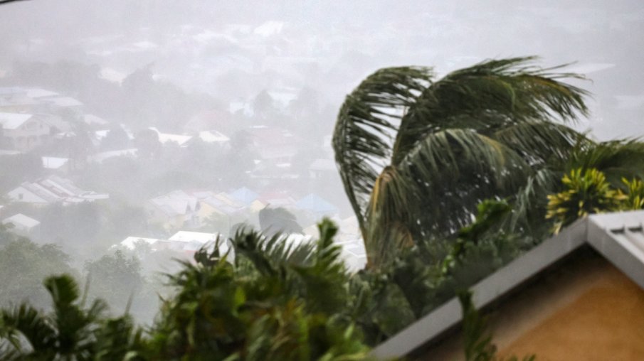 Циклонът „Гаранс“ връхлетя френски остров, има загинали (ВИДЕО)