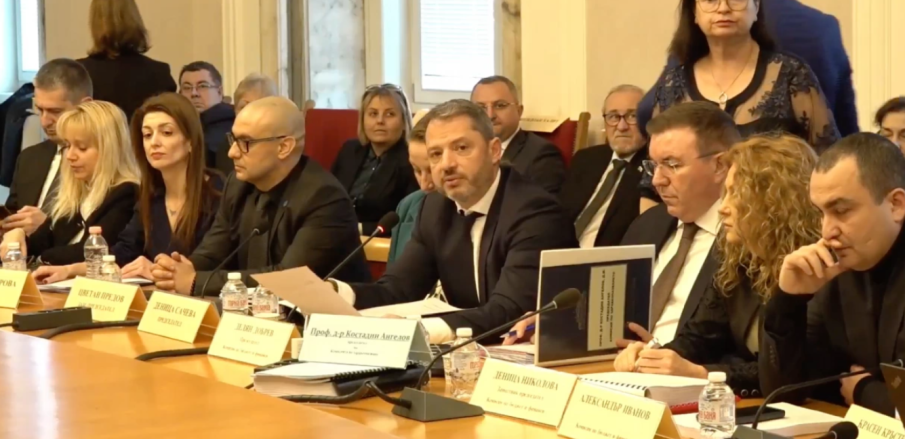 ОТ ПОСЛЕДНИТЕ МИНУТИ: Приеха бюджета в комисия, данъците остават, максималният осигурителен доход катери до 4130 лева, теглим нови 19 милиарда ОТ ПОСЛЕДНИТЕ МИНУТИ: Приеха бюджета в комисия, данъците остават, максималният осигурителен доход катери до 4130 лева, теглим нови 19 милиарда
