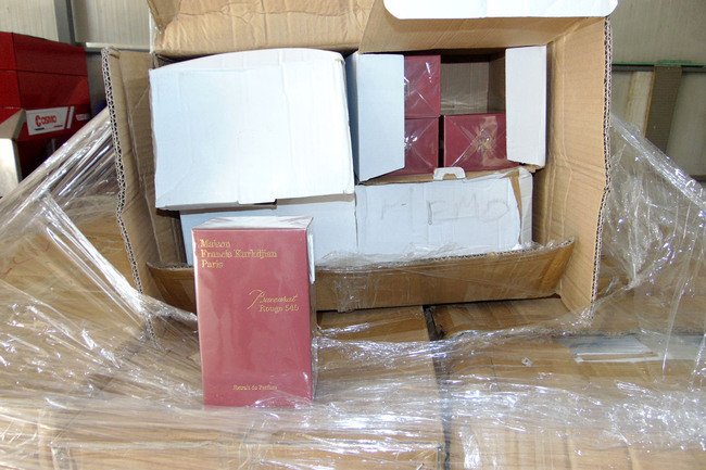 НА МАГИСТРАЛАТА: Близо 3000 фалшиви маркови стоки иззеха полицаи в Свиленград