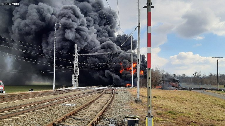 В Чехия гори товарен влак с бензен