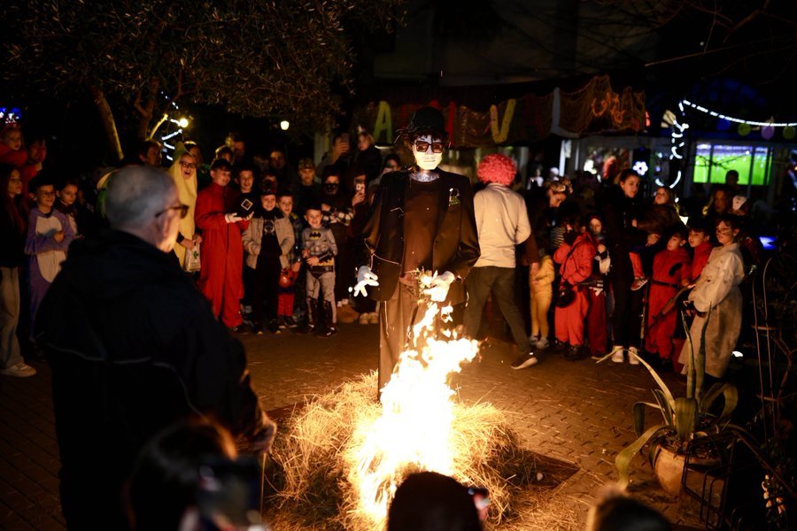 Запалиха чучело с лика на Илон Мъск на карнавал в босненския град Мостар