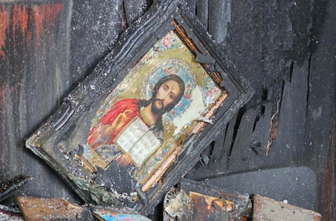 Горя църквата Св. Богородица в Сливен, изведена от храма е клисарка