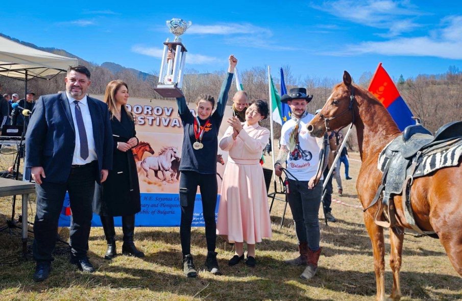 Вицепремиерът Зафиров и посланикът на Монголия празнуваха Тодоровден край Своге (СНИМКИ)